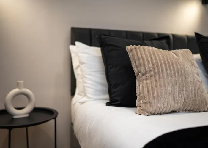 Апартаменти Luxury Serviced Penthouse - City Centre - En Bedrooms - Free Netflix Лідс