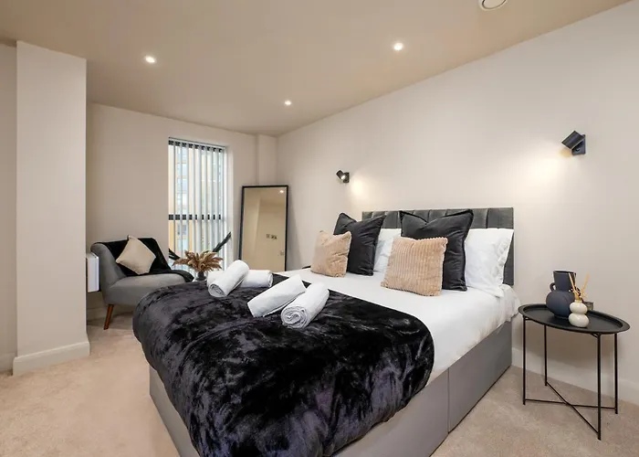 Апартаменти Luxury Serviced Penthouse - City Centre - En Bedrooms - Free Netflix