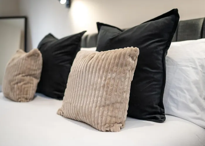 Апартаменти Luxury Serviced Penthouse - City Centre - En Bedrooms - Free Netflix *